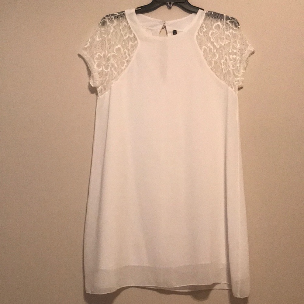 Whit short flowy dress